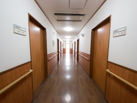 清潔な施設の廊下