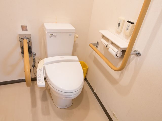 バリアフリートイレ設備 トイレ 手すり付きで安全に使用できる清潔なトイレ空間です。これから新たな職場として考える方にとって、利用者の快適な生活を支える重要な設備の一つです。