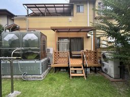 緑豊かな庭と建物