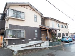 茶色い建物の外観