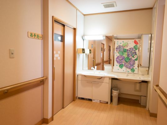 洗面台と掲示物の廊下