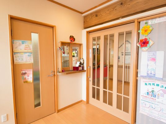 受付と掲示物のある風景