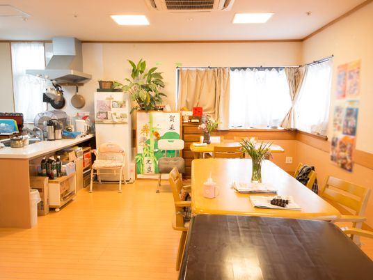 居室内のダイニングスペース