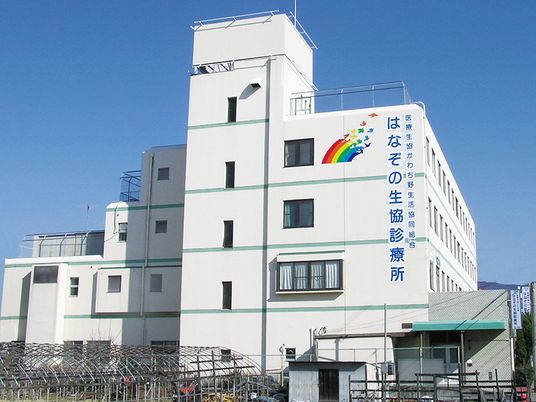 明るい建物の外観