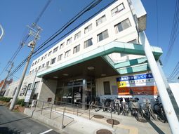 明るい建物のエントランス