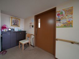 明るい居室の一角