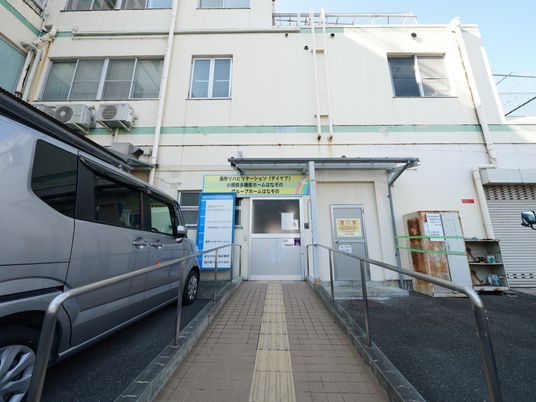 施設外観のエントランス
