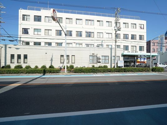 白い建物の外観画像