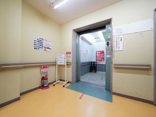 廊下のエレベーター前
