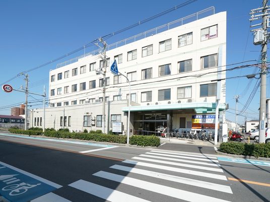 明るい外観の建物