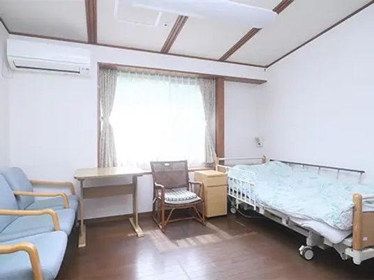 明るい居室のベッド  