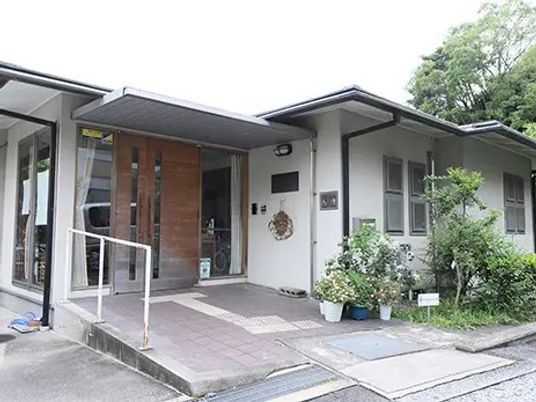 緑に囲まれた玄関口  