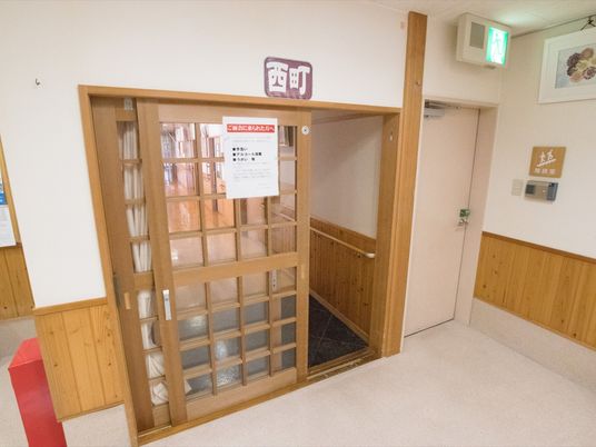 開いた木製の扉