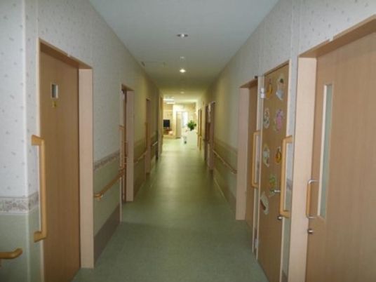 廊下の明るい風景