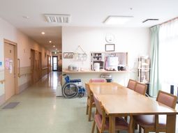 明るい廊下とダイニング