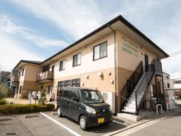 明るい外観の建物