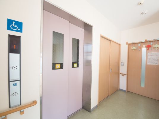 バリアフリーエレベーター廊下