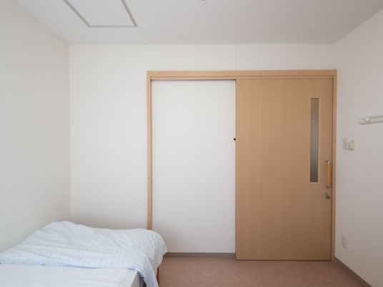 シンプルな居室のドア