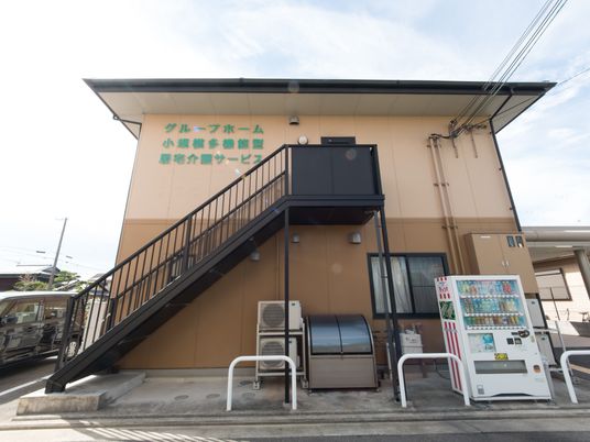 明るい外壁の建物外観