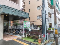 エントランスと看板の様子