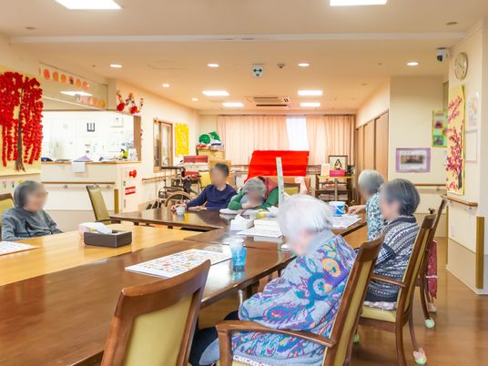 活動する人々の食堂
