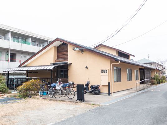 茶色い外壁の建物エントランス