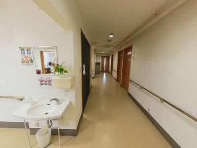 手入れされた廊下の視点