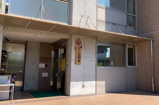 職員募集中のエントランス