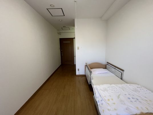 ベッドとドアの居室