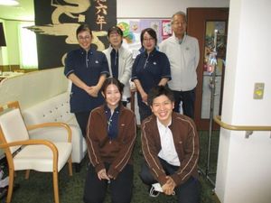 スタッフが並ぶラウンジ  