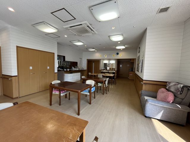 ゆったりした空間の食堂 ダイニングルーム 広々としたダイニングルームは、明るく清潔感があります。ソファーやテーブルが配置され、くつろぎの時間を過ごせるのが嬉しいポイントです。