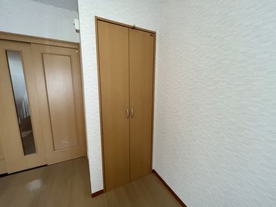 ゆったりとした居室のドア