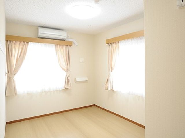 清潔な空間の居室 居室 広々とした明るい居室です。日当たりが良く、ゆったりとお過ごしいただける空間となっております。