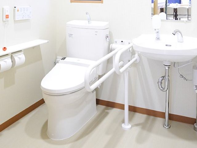 バリアフリートイレ トイレ 手すり付きの清潔なトイレです。安全かつ快適にお使いいただける設計となっています。