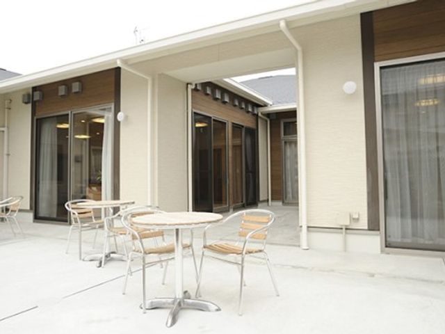 広々とした居心地のテラス テラス 開放的でゆとりのあるテラスは、静かなひとときを過ごせる場所です。明るい日差しの中、気持ちの良い休息をお楽しみいただけます。