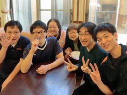 笑顔のスタッフグループ