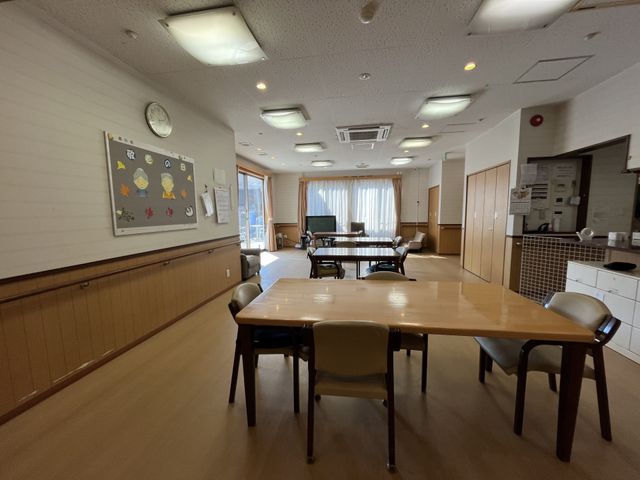 ゆったりとした食堂 ダイニングルーム ゆとりを感じるダイニングルームです。明るく清潔感があり、家庭的な雰囲気で食事をお楽しみいただけます。