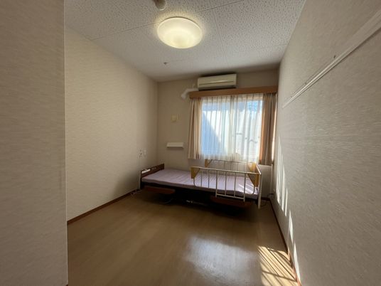 明るい個室の居室