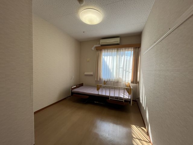 明るい個室の居室 居室 ゆったりとした広さの個室です。自然光が差し込む窓辺で、穏やかな時間をお過ごしいただけます。