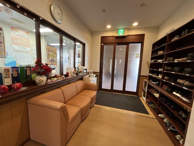 エントランスのおだやかな雰囲気 エントランス やわらかな光が差し込むエントランスです。くつろげるソファが設置され、温かな印象を受けます。