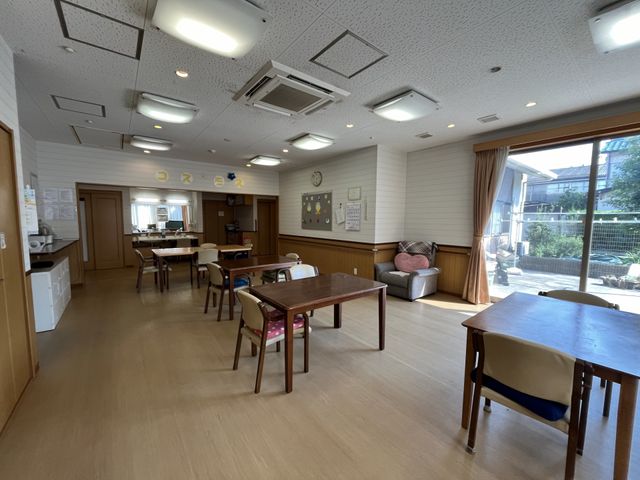 共有スペースの明るい居室 共有スペース ゆとりある共有の居室です。座って寛げる場所があり、窓からは光が差し込みます。