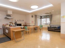 共用スペースの明るい内観