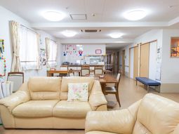 明るい共用ラウンジ