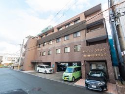 多階層の施設外観