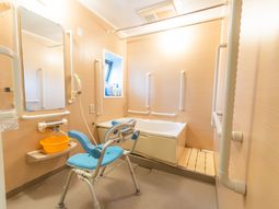 手すり付きの明るい浴室