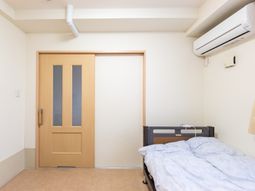 明るい居室の一角