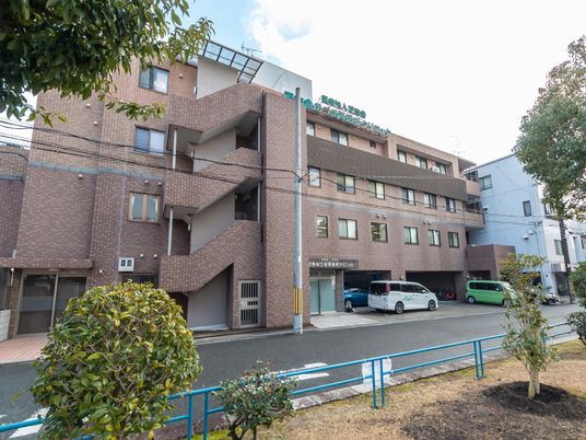 茶色い建物の外観