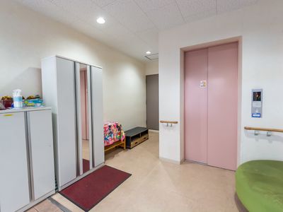 廊下のエレベーターと掲示物
