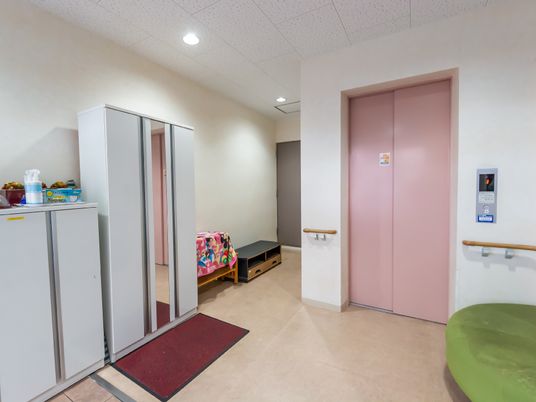 廊下のエレベーターと掲示物