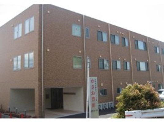 茶色い建物の外観  